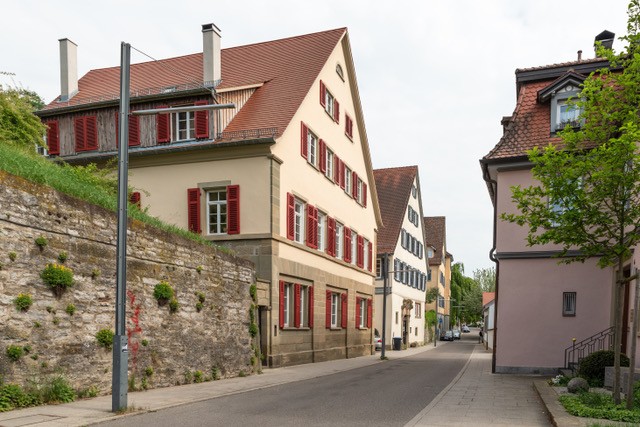 Blick auf das Haus mit roten Fensterläden