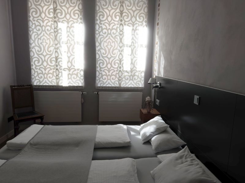 Freundlich eingerichtetes 2. Schlafzimmer der Ferienwohnung mit großem Fenster, elegantem Doppelbett und lichtdurchfluteter Atmosphäre.