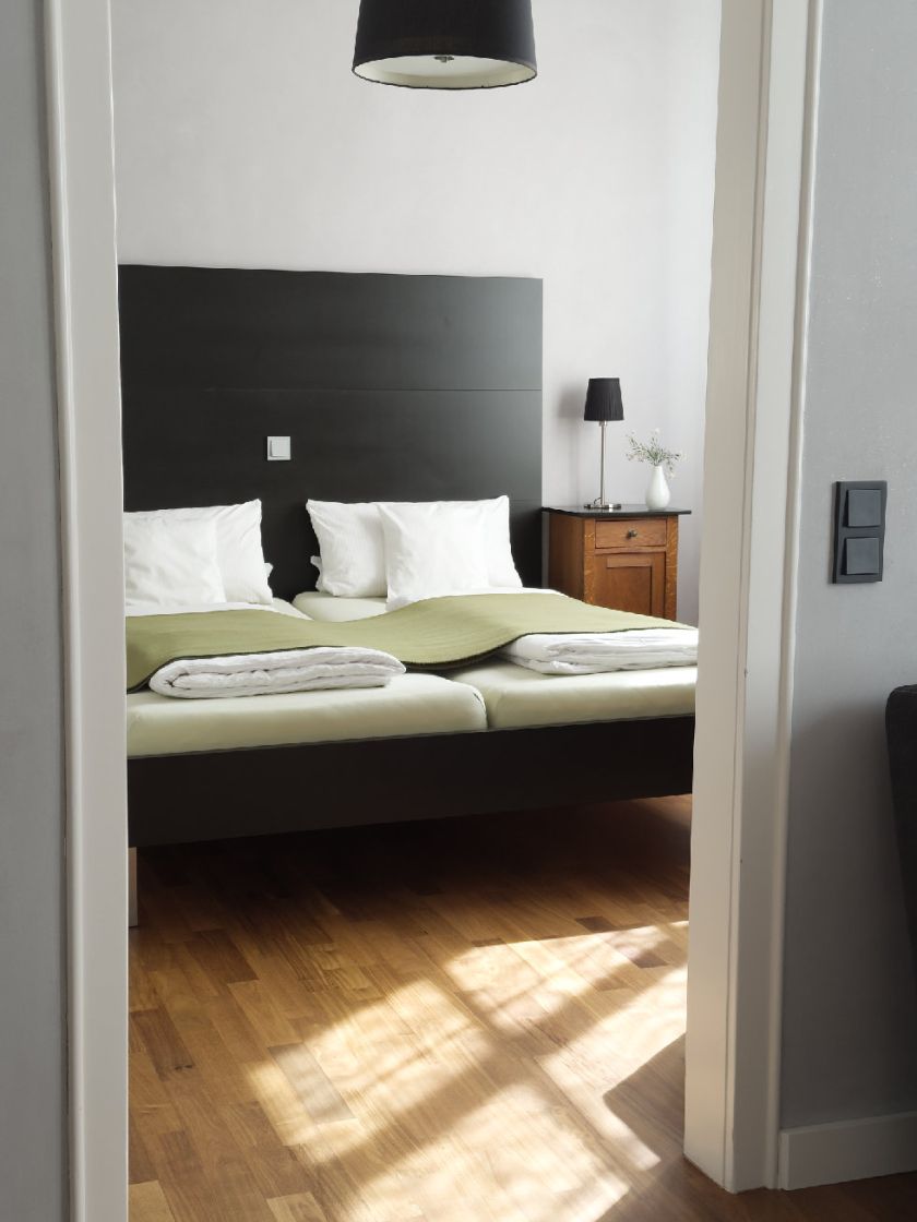 Blick ins Schlafzimmer eins mit Doppelbett