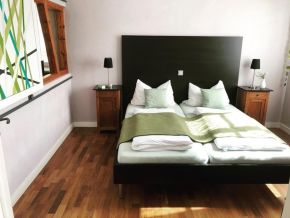 Schlafzimmer 1 mit Blick auf das Doppelbett